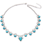 Colar em estilo boémio adornado com flores brancas e turquesa.