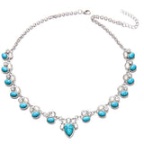 Colar em estilo boémio adornado com flores brancas e turquesa.