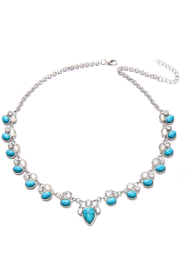 Colar em estilo boémio adornado com flores brancas e turquesa.