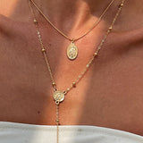 Colar elegante de várias camadas com corrente cruzada e diamantes