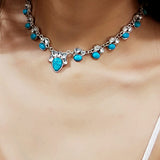 Colar em estilo boêmio adornado com flores brancas e turquesa.