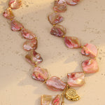 Colar de praia rosa com missangas e conchas