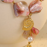 Colar de praia rosa com missangas e conchas