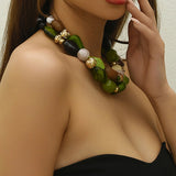 Colar de resina estilo floresta boémia