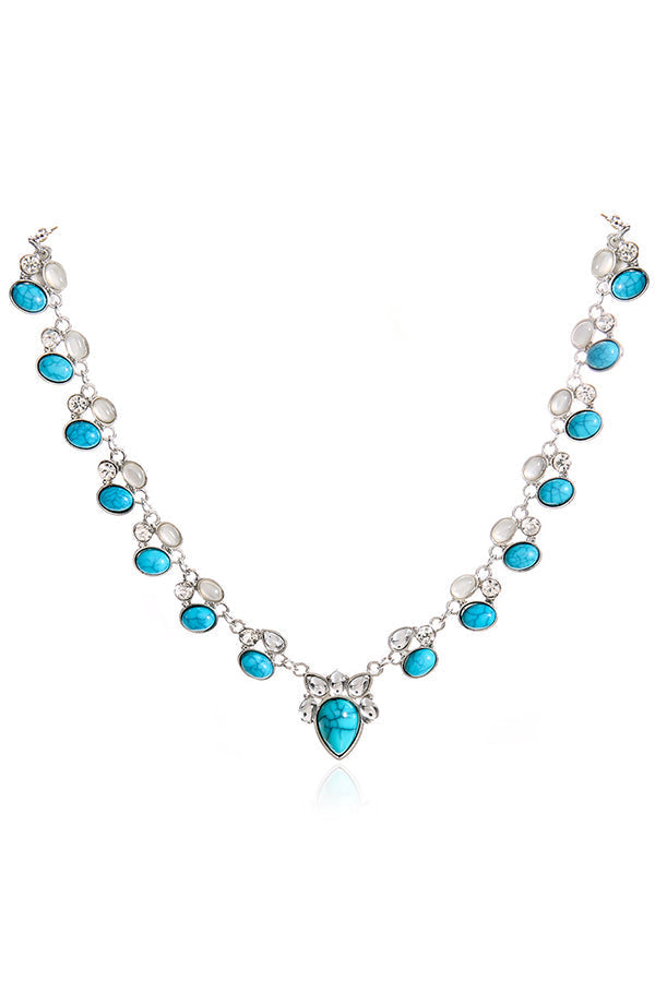 Colar em estilo boémio adornado com flores brancas e turquesa.