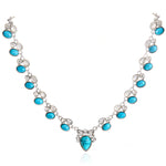 Colar em estilo boêmio adornado com flores brancas e turquesa.