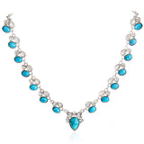 Colar em estilo boêmio adornado com flores brancas e turquesa.