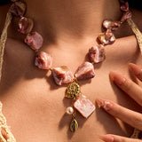 Colar de praia rosa com missangas e conchas