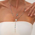 Colar elegante de várias camadas com corrente cruzada e diamantes