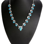 Colar em estilo boêmio adornado com flores brancas e turquesa.