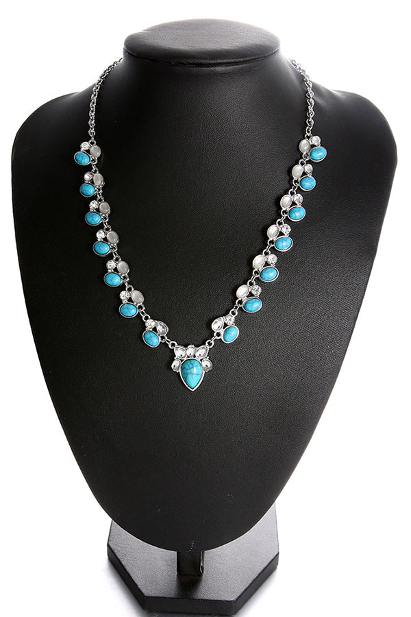 Colar em estilo boêmio adornado com flores brancas e turquesa.