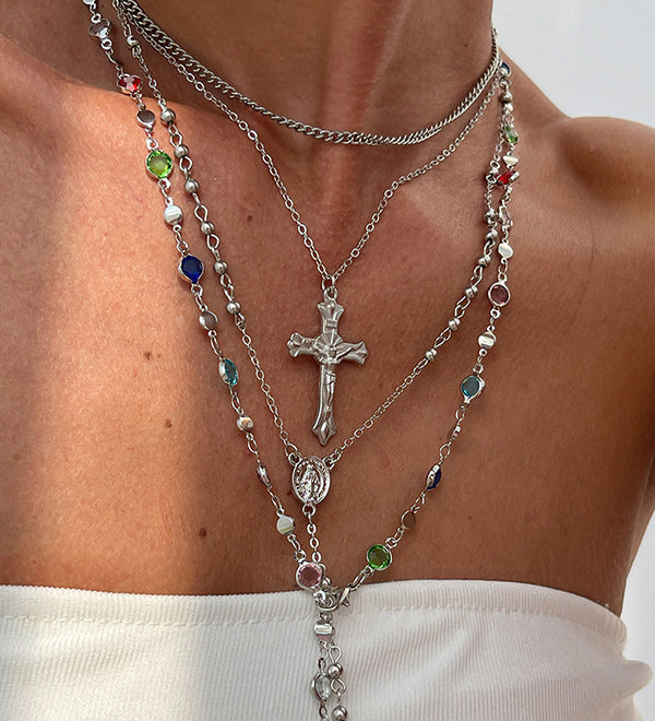 Colar elegante de várias camadas com corrente cruzada e diamantes