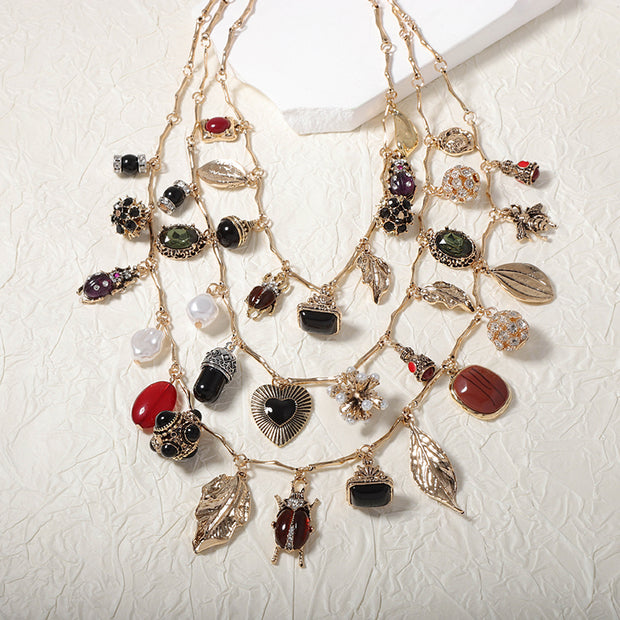 Colar vintage com pendente de várias camadas e formato irregular