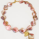 Colar de praia rosa com missangas e conchas