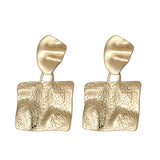 Brincos quadrados de metal martelado com relevo personalizado