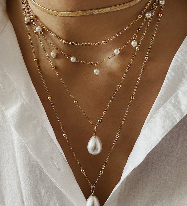 Colar vintage com corrente e imitação de pérolas