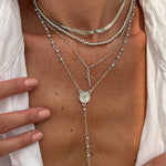 Colar elegante de várias camadas com corrente cruzada e diamantes