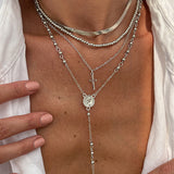 Colar elegante de várias camadas com corrente cruzada e diamantes