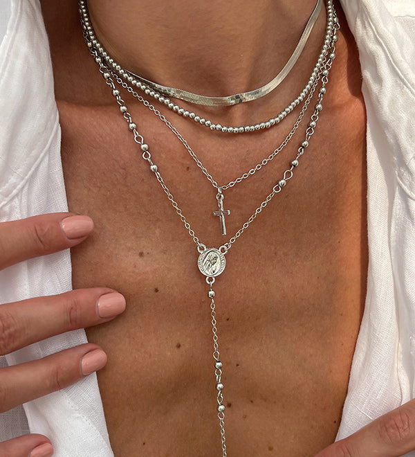 Colar elegante de várias camadas com corrente cruzada e diamantes