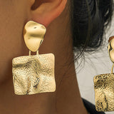 Brincos quadrados de metal martelado com relevo personalizado