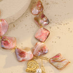 Colar de praia rosa com missangas e conchas