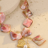 Colar de praia rosa com missangas e conchas